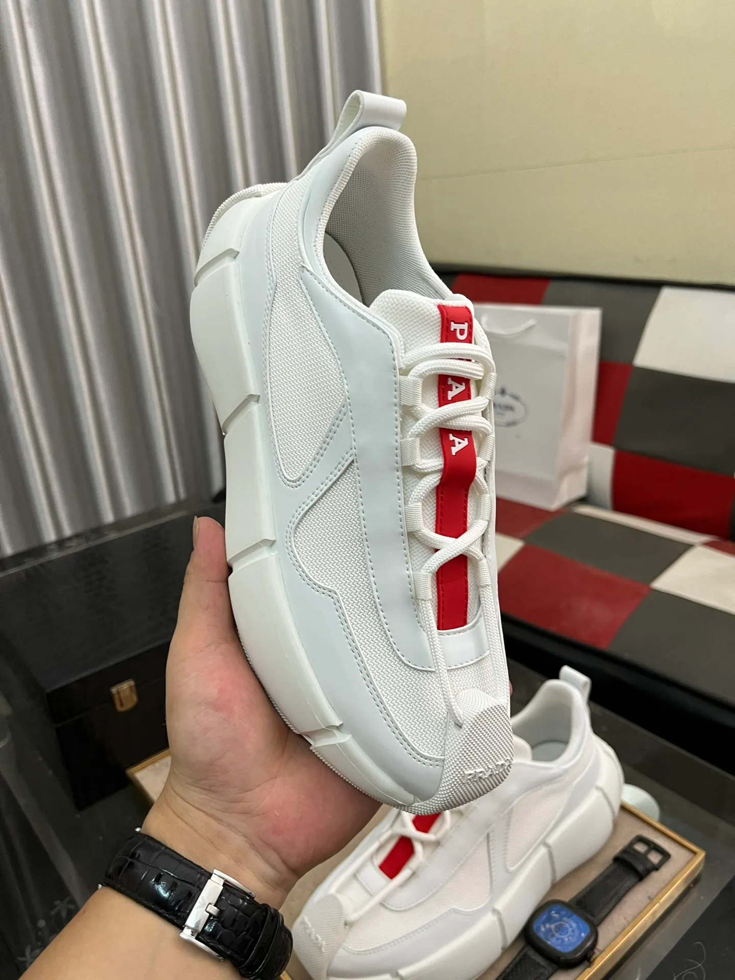 Men's shoes 💰540⌚️⌚️ PRADA/Prada men's lace-up casual sports shoes, the upper is made of cowhide leather and breathable mesh. It is soft, comfortable and breathable. The tongue is decorated with the PRADA brand letter logo. The thick rubber sole echoes the red label tongue. The style is fashionable and elegant. The details are carefully crafted. A super fashionable casual sports shoe with excellent breathability!  Size: 38-443️⃣Colors available